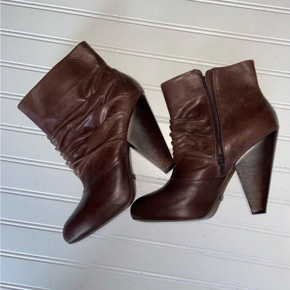 Fergie Ladies Size 9.5 M Brown Leather Zip Up Booties 4.75" Heels Good Condition - Picture 2 of 9